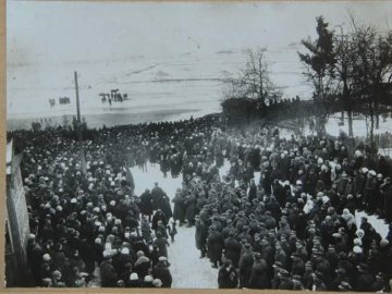 Показали майже столітні світлини з Водохреща у Луцьку. ФОТО