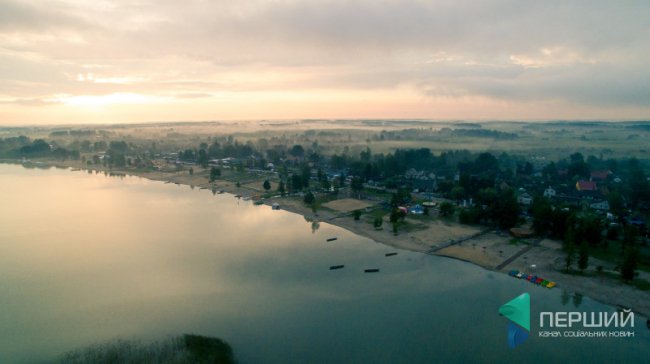 Опублікували фото оповитого туманом Світязю з висоти пташиного польоту