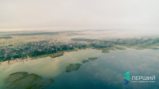 Опублікували фото оповитого туманом Світязю з висоти пташиного польоту