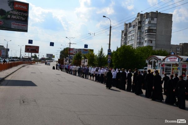 У Луцьку антивоєнну ходу УПЦ МП зустріли антипутінськими гаслами.ФОТО.ВІДЕО