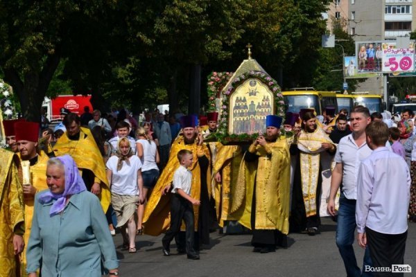 У Луцьку антивоєнну ходу УПЦ МП зустріли антипутінськими гаслами.ФОТО.ВІДЕО