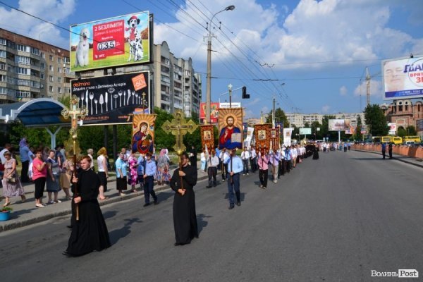 У Луцьку антивоєнну ходу УПЦ МП зустріли антипутінськими гаслами.ФОТО.ВІДЕО