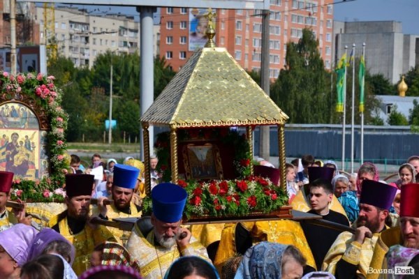 У Луцьку антивоєнну ходу УПЦ МП зустріли антипутінськими гаслами.ФОТО.ВІДЕО