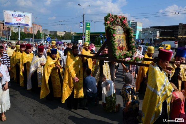 У Луцьку антивоєнну ходу УПЦ МП зустріли антипутінськими гаслами.ФОТО.ВІДЕО