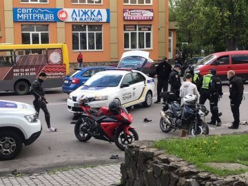 У Луцьку зіткнулися мотоцикл та патрульне авто, є постраждалий. ВІДЕО