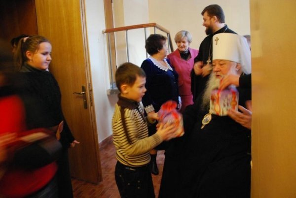 Священики влаштували обездоленим дітям свято. ФОТО