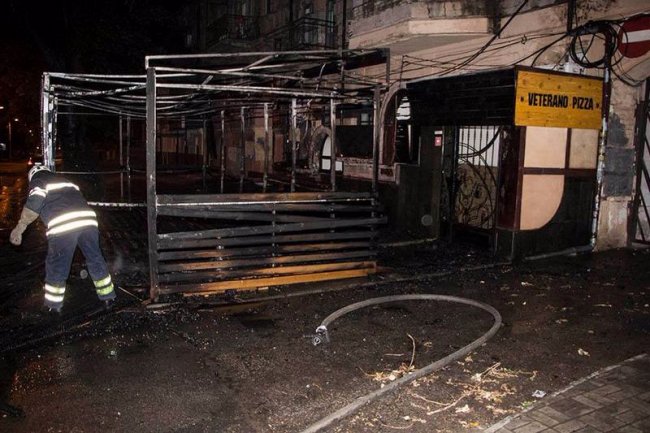 У Дніпрі згорів літній майданчик піцерії, яку заснували атовці