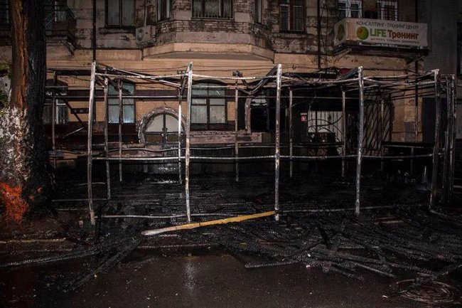 У Дніпрі згорів літній майданчик піцерії, яку заснували атовці