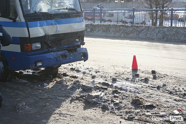 Аварія у Луцьку: один автобус врізався в інший. ФОТО. ОНОВЛЕНО