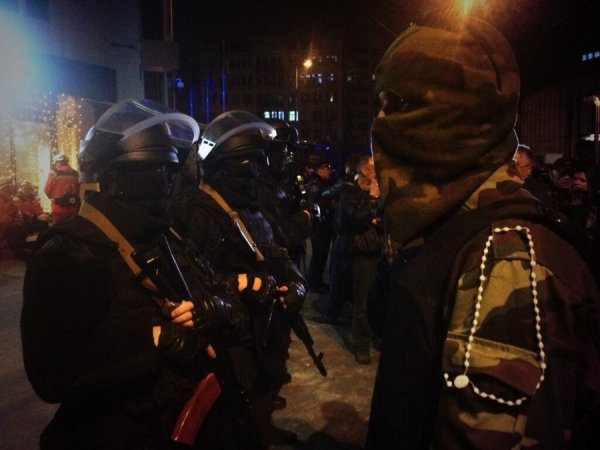 Зі столичного готелю «Дніпро» винесли пораненого. Приміщення оточила міліція. ФОТО