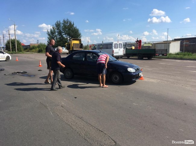 Моторошна аварія у Луцьку: троє на мопеді врізалися у Lanos. ФОТО