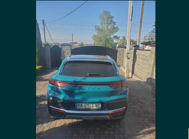 Дружина голови Луцької райради, який «втік» за кордон, розпродує сімейне майно