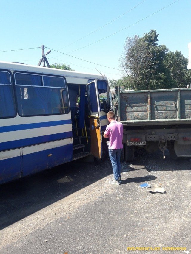 У Луцьку автобус врізався у вантажівку. ФОТО
