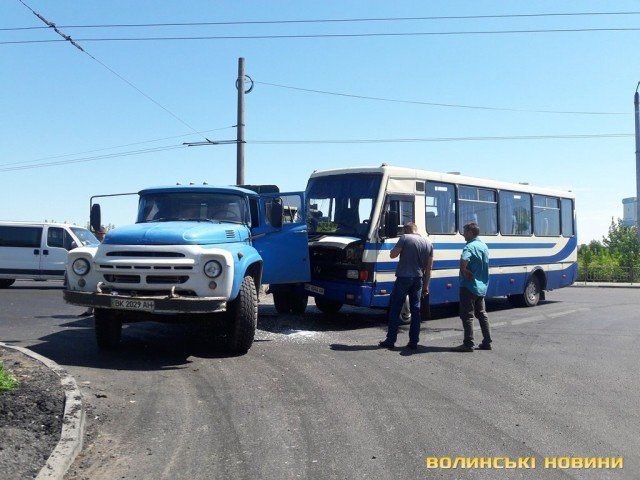 У Луцьку автобус врізався у вантажівку. ФОТО