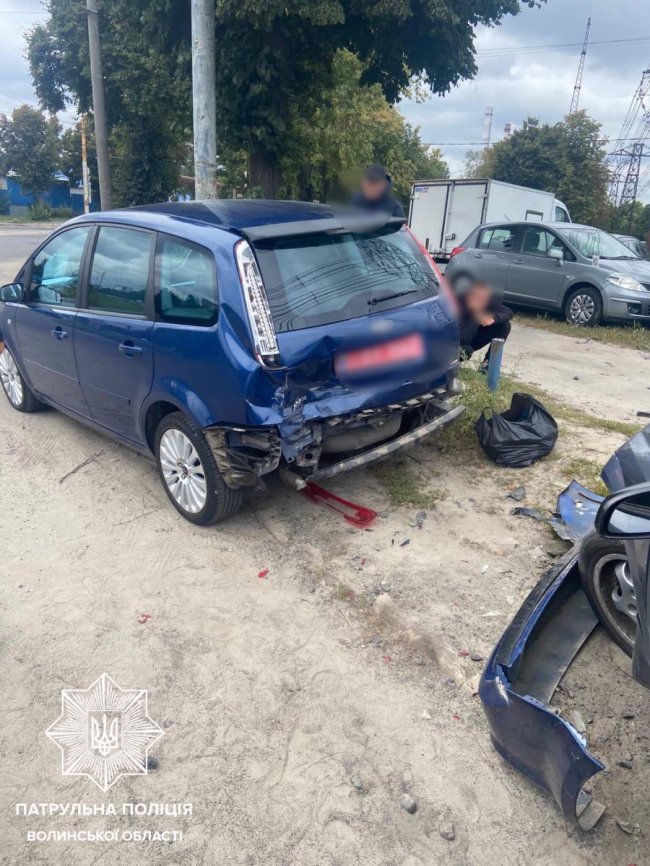 У Луцьку п'яний водій влетів у 2 припарковані автівки. ФОТО