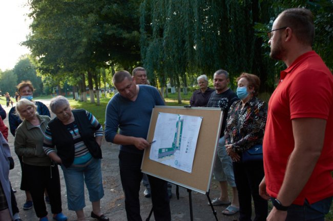 У Луцьку вирішували, як реконструювати двір, який не бачив ремонту понад 30 років. ФОТО