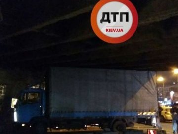 У Києві вантажівка застрягла під мостом