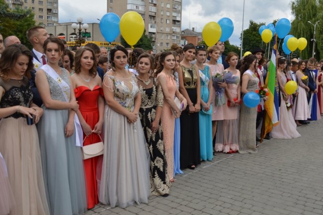 Бал випускників у Ковелі. ФОТО