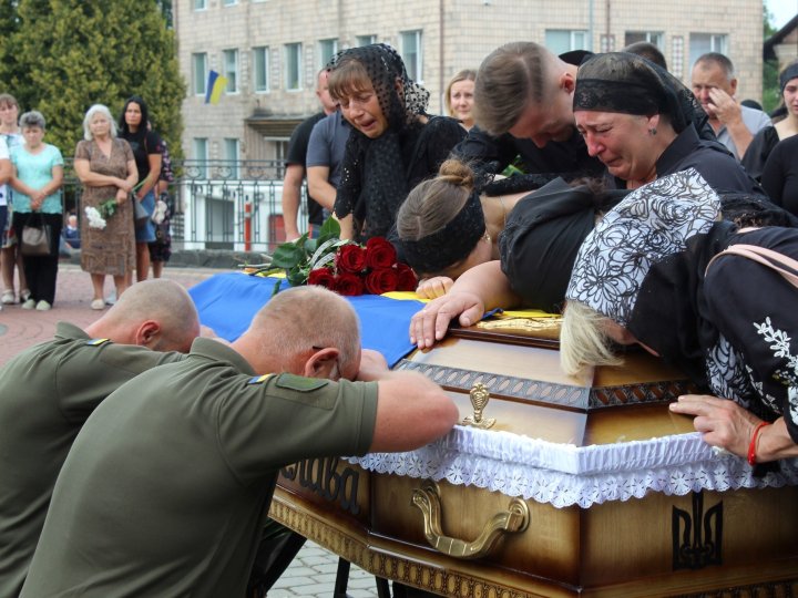 Волиняни навколішки попрощалися з Героєм Олександром Камінським