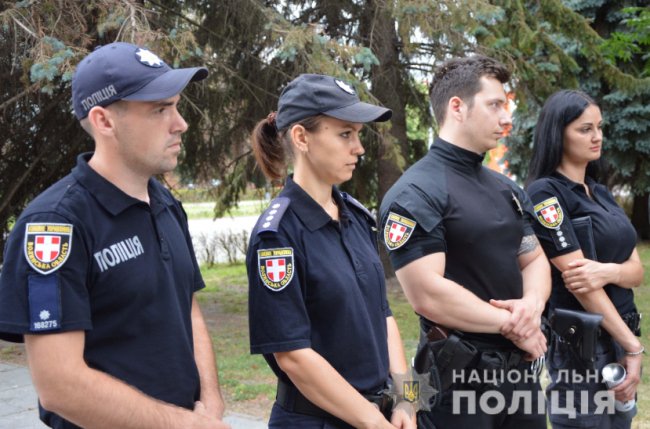 У Луцьку поліцейські та активісти замальовували наркорекламу на вулицях міста. ФОТО