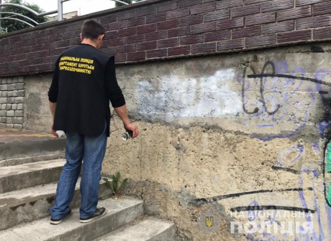 У Луцьку поліцейські та активісти замальовували наркорекламу на вулицях міста. ФОТО