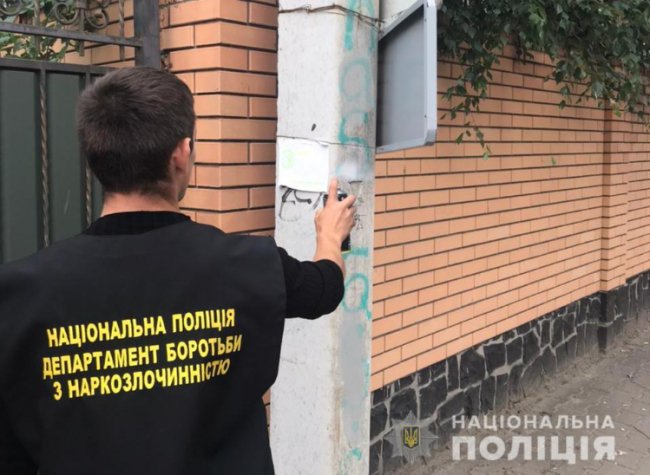У Луцьку поліцейські та активісти замальовували наркорекламу на вулицях міста. ФОТО