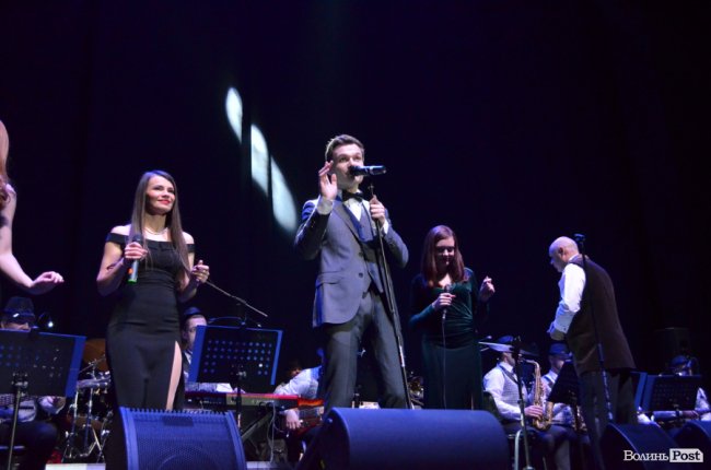 Новорічні хіти та казкова енергетика: як лучан розважали LeoBand Orchestra. ФОТОРЕПОРТАЖ