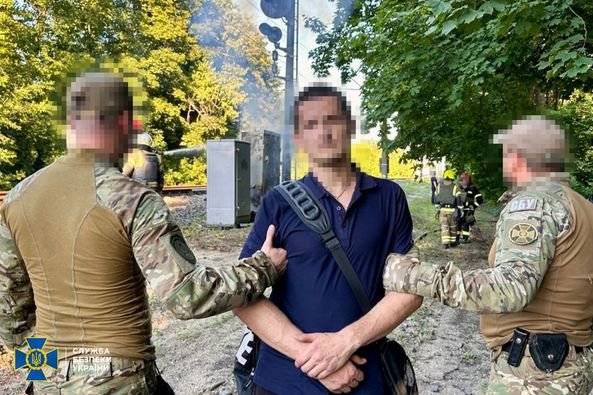 Затримали трьох диверсантів у Харківській та Рівненській областях, які підпалювали релейні шафи на залізниці