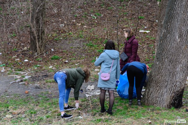 У джинсах та рукавичках: як Савченко зі студентами збирав сміття. ФОТО