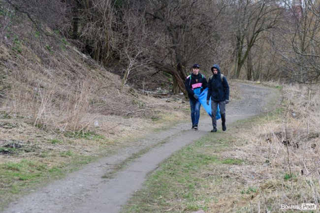 У джинсах та рукавичках: як Савченко зі студентами збирав сміття. ФОТО