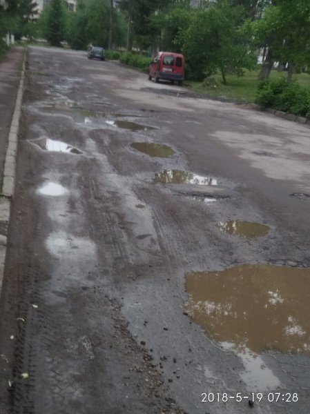 У Луцьку просять капітально відремонтувати дорогу. ФОТО