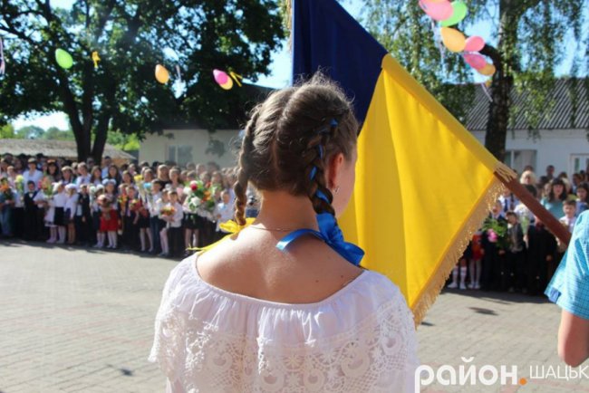 Волинські випускники зворушливо подякували вчительці