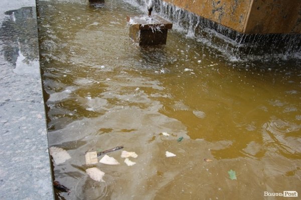 У «Луцькводоканалі» кажуть, що чистять фонтани, «на скільки це реально». ФОТО
