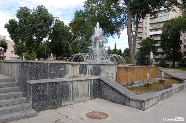 У «Луцькводоканалі» кажуть, що чистять фонтани, «на скільки це реально». ФОТО