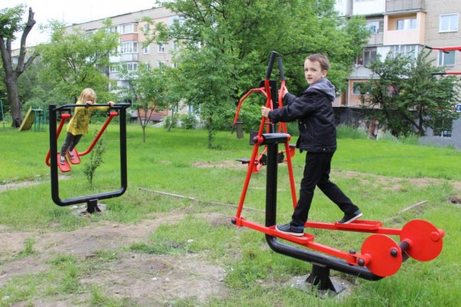 У Нововолинську встановили сучасний спортивно-тренажерний майданчик. ФОТО