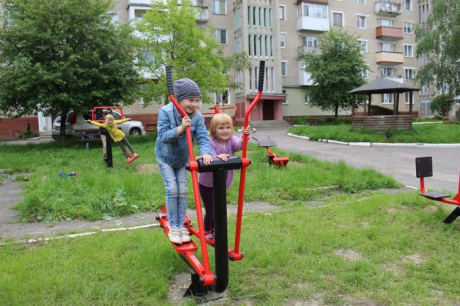 У Нововолинську встановили сучасний спортивно-тренажерний майданчик. ФОТО