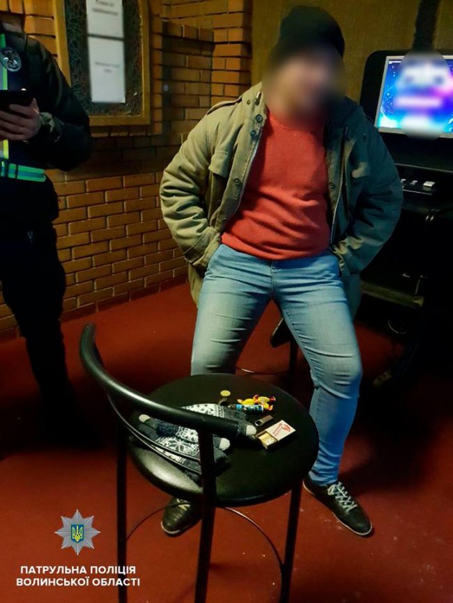 У Ковелі в чоловіка знайшли згорток з білим порошком. ФОТО