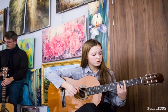 Точність ліній та глибина поглядів: у луцькому «Промені» презентували виставку Вікторії Марценюк