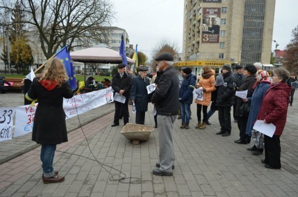 У Луцьку палили символіку СРСР. ФОТО