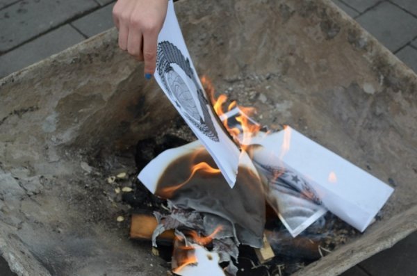 У Луцьку палили символіку СРСР. ФОТО