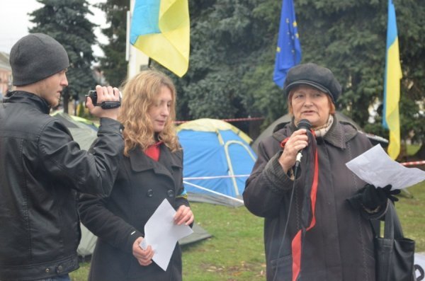 У Луцьку палили символіку СРСР. ФОТО