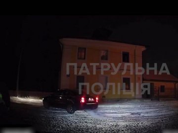 Дрифтував на Замковій площі: у Луцьку затримали 18-річного водія без прав. ВІДЕО