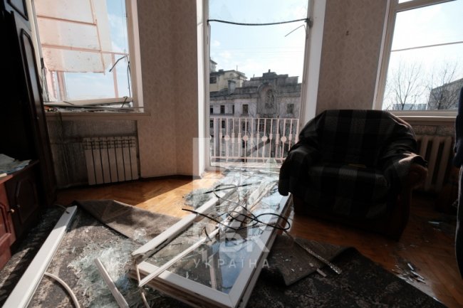 Нерозірваний снаряд, вибиті вікна та глибока вирва: наслідки атаки на Київ. ФОТО
