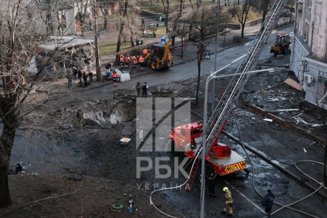 Нерозірваний снаряд, вибиті вікна та глибока вирва: наслідки атаки на Київ. ФОТО