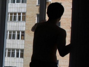 У Нововолинську з 9-го поверху випав чоловік: лікарі борються за його життя