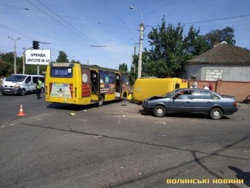 Автомобіль газової служби летів у повітрі: розповіли деталі подвійної аварії у Луцьку. ФОТО