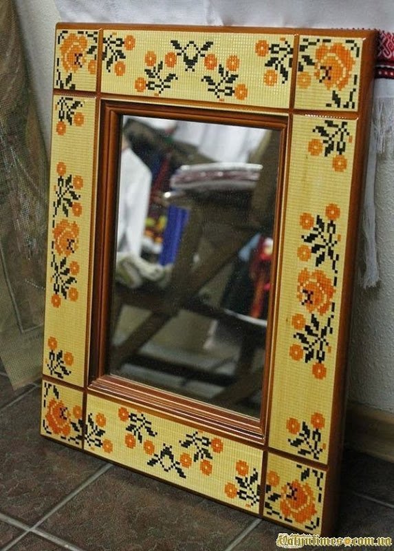 Лучанин вишиває на дереві. ФОТО