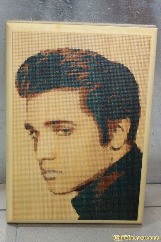 Лучанин вишиває на дереві. ФОТО