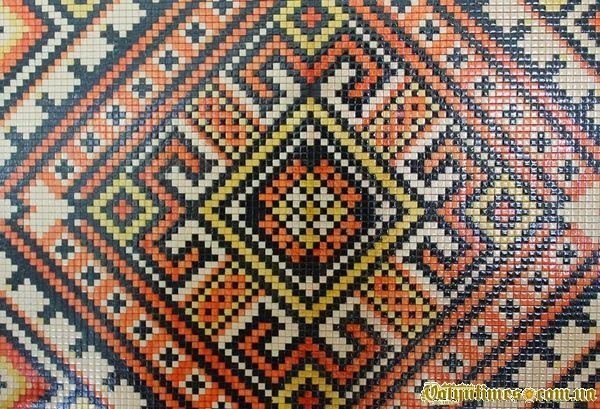 Лучанин вишиває на дереві. ФОТО