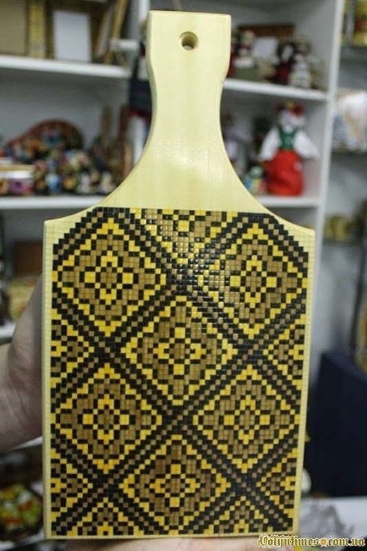 Лучанин вишиває на дереві. ФОТО